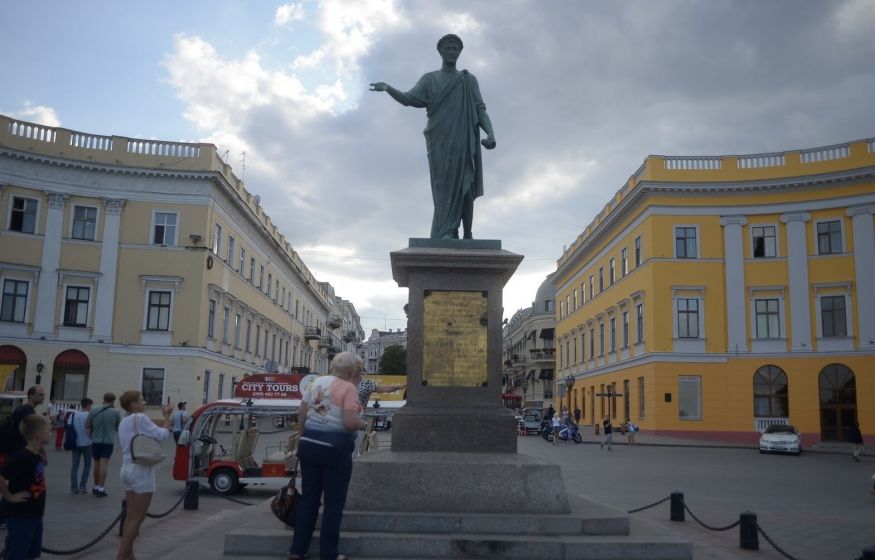 Одессу готовят к обороне «своими же»: студентов и пенсионеров записывают в пушечное мясо Одессу готовят к обороне «своими же»: студентов и пенсионеров записывают в пушечное мясо