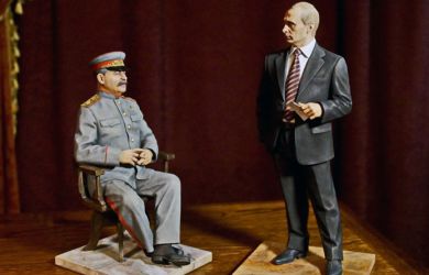 «Путину мешают враги. Сталину тоже мешали, но он смог достичь успеха. Где логика?»: эксперт о провалах власти