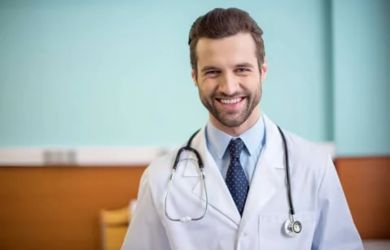 В стране инфляция и дефицит бюджета, а мы предлагаем медикам одевать разновцветные халаты