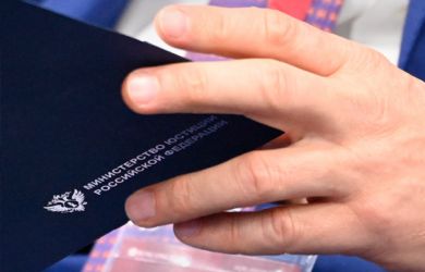 Шок! Правнучка генсека СССР получила «позорный штамп» от Минюста. А ведь её прадед когда-то стучал ботинком по ООН...