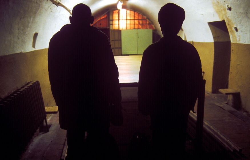 Отголоски колониальных 90-х: При Путине мы встали с колен, но всё ещё боимся казнить подонков в России. Что дальше?