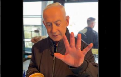 «У меня пять пальцев!»: Нетаньяху лично развеял слухи о своей «шестипалой» смерти