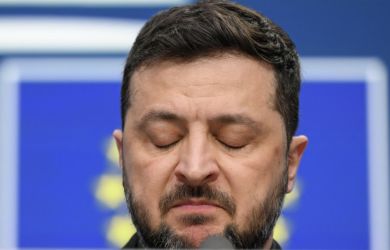 Укрофюрера загоняют в угол. Зеленскому приготовили два сценария: бегство депутатов и сдача земель