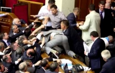 «Не в диарее дело»? Депутаты Рады сбежали из зала, испугавшись «показательных избиений»...