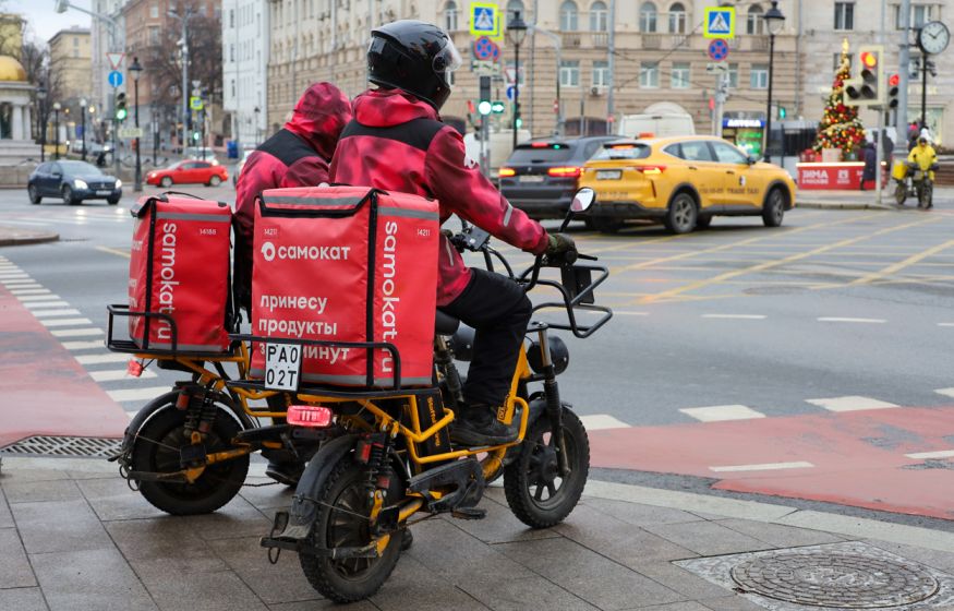 Хотят убрать мигрантов с улиц? В Москве предлагают выгнать курьеров с самокатов и заменить их железом Хотят убрать мигрантов с улиц? В Москве предлагают выгнать курьеров с самокатов и заменить их железом