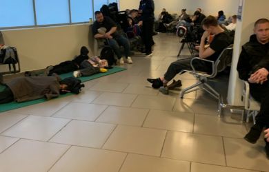 «Горячее питание скудное, ночное размещения так и не предоставили»: пассажиры авиарейсов жалуются на условия ожидания