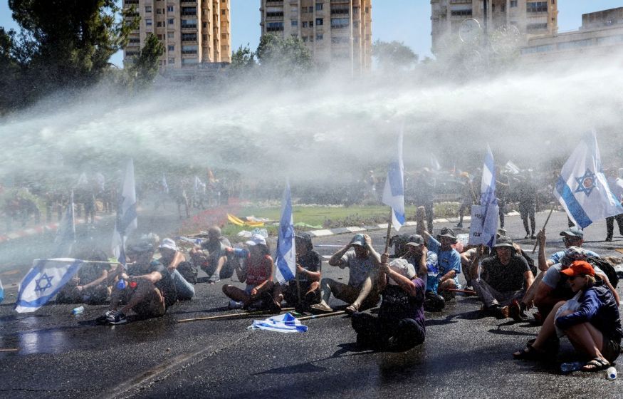 Протестующих поливают водой: Израиль на грани гражданской войны?