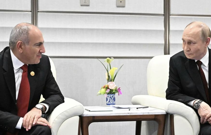 Два стула Пашиняна: политолог провёл параллель с предупреждением Януковичу после его встречи с Путиным