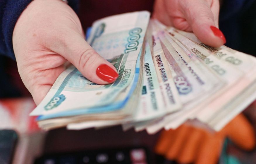 «Финансовая элита живёт лучше всех, а народ — в нищете. Паразитов пора лечить»: в Госдуме разнесли зарплату в 103 тысячи