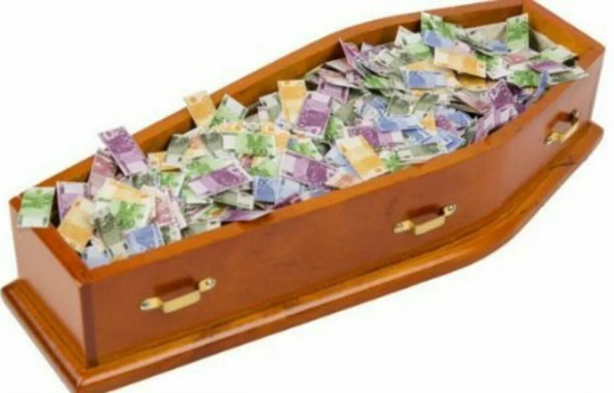 Полмиллиона на гроб? Москвичам велели копить на похороны с зарплаты