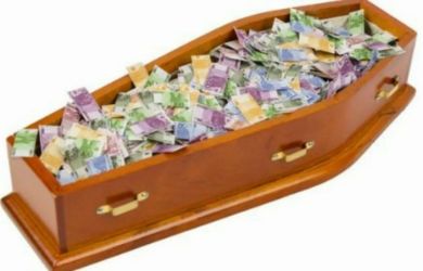 Полмиллиона на гроб? Москвичам велели копить на похороны с зарплаты