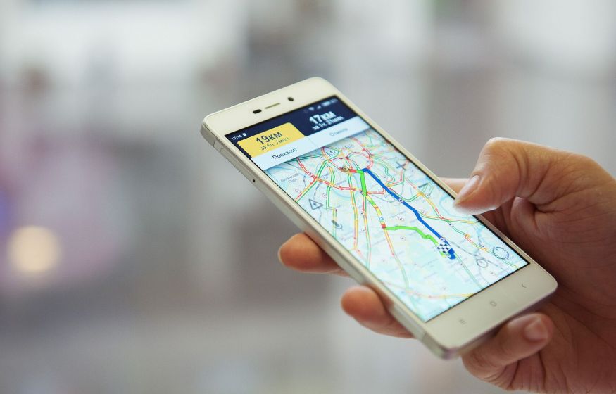 «Глобусы, атласы и рулоны карт»: Колясников жёстко прошёлся по депутату, советующему бумагу вместо смартфонов