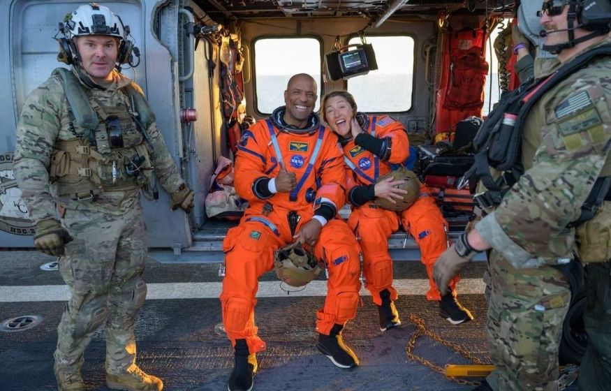 Великая страница в истории космических полетов завершилась «Орион» вернулся домой: экипаж «Артемиды-2» сел в океан