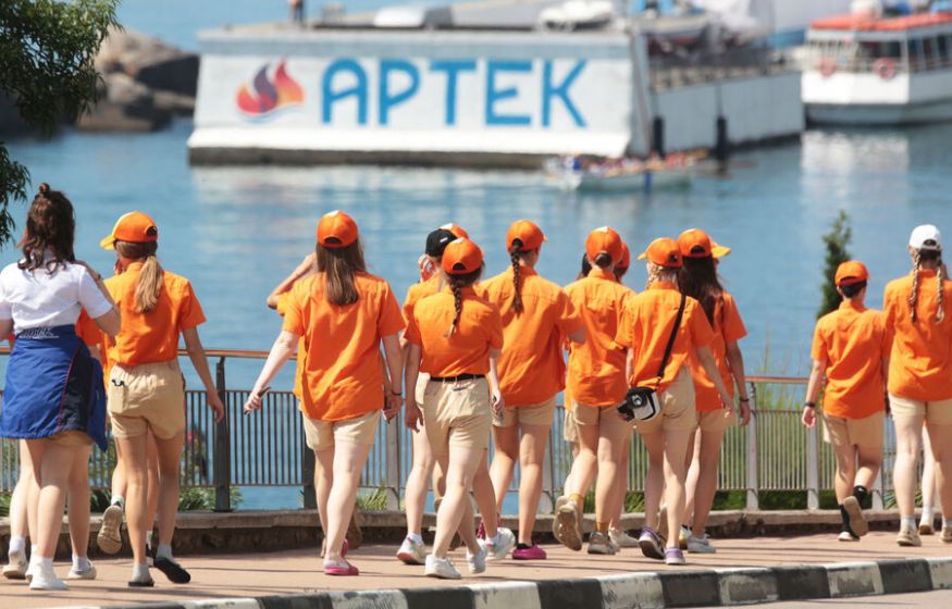 Запад шантажирует семьи детей из «Артека»? Тысячи иностранцев рвутся в российский лагерь