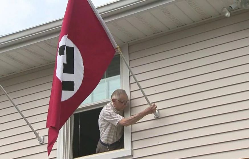 Польский депутат показал свастику на флаге Израиля: «Новый Третий рейх»... Польский депутат показал свастику на флаге Израиля: «Новый Третий рейх»...