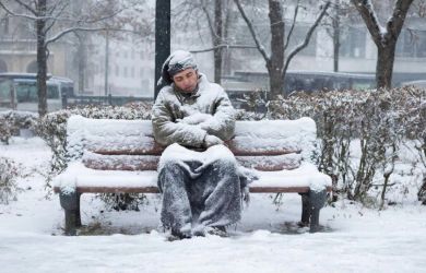 Уснул в -20, проснулся живым: история одного «чуда» на скамейке в Мирном
