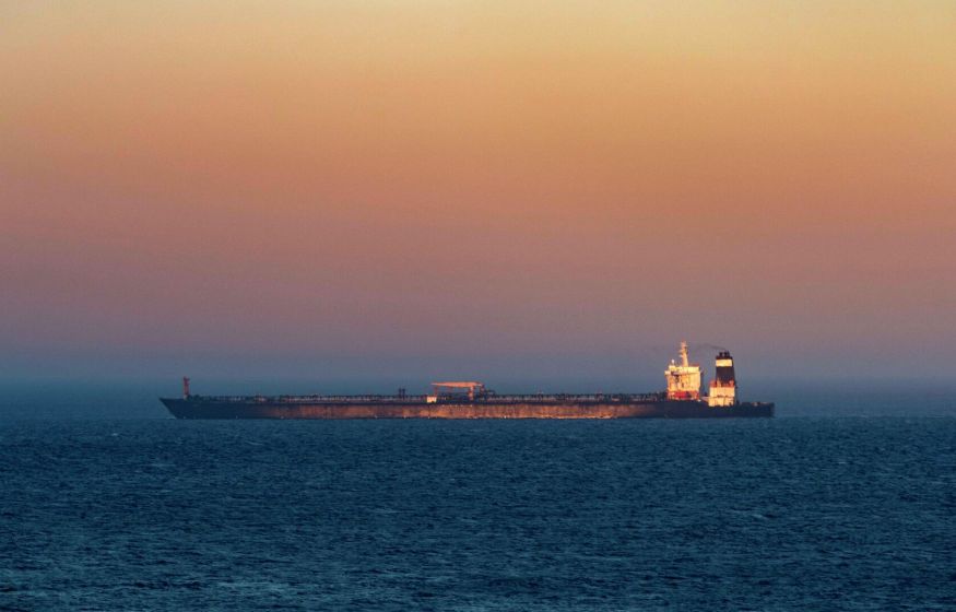 США хвастаются блокадой Ирана — но танкеры прорываются. Fars: супертанкер кинул вызов Америке