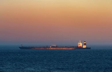 США хвастаются блокадой Ирана — но танкеры прорываются. Fars: супертанкер кинул вызов Америке