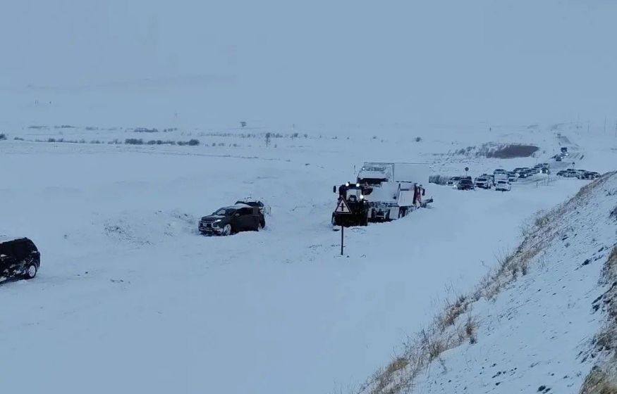 Метель парализовала трассу в Забайкалье: 28 детей и 13 автобусов ждут спасения