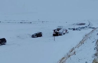 Метель парализовала трассу в Забайкалье: 28 детей и 13 автобусов ждут спасения