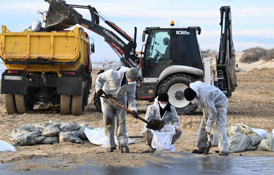 Прокуроры сажают деревья на фоне чёрного дыма: сюрреализм на Чёрном море. Откроют ли пляжи Анапы после БПЛА?