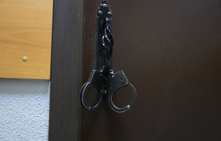 «Забил до смерти в подъезде». Мужчина до смерти избил 3‑летнюю девочку в Новосибирске. Возбуждено дело