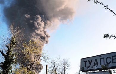 «Всё в саже»? Но «воздух чистый, пейте воду спокойно». Роспотребнадзор отчитался о нормах в Туапсе после пожара на НПЗ