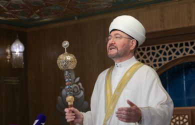 Против русских?! ДУМ РФ втягивает Кремль в скандал с молельнями в квартирах: чьи интересы защищает Гайнутдин? 