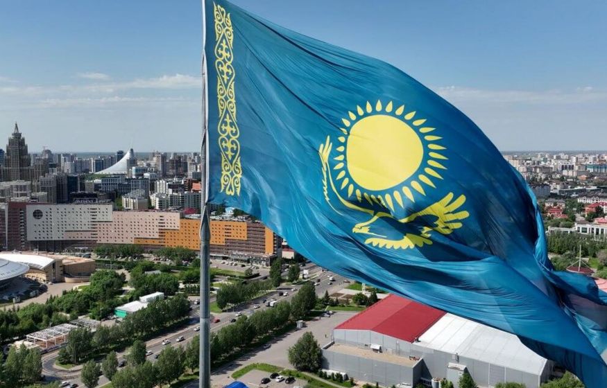 Казахстан выслуживается Британии. Названа истинная причина отмены шествия «Бессмертный полк» в стране. Главное к утру