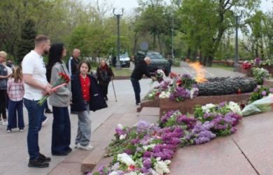 Украинизация потерпела фиаско. Киевляне несут цветы к памятникам Победы и поют песню «Матушка-земля»