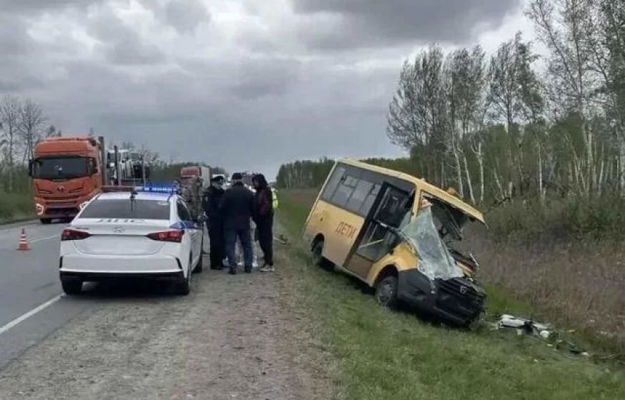 Страшная трагедия под Омском. После столкновения микроавтобуса и грузовика, есть погибший и пострадавшие