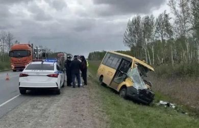 Страшная трагедия под омском. После столкновения микроавтобуса и грузовика, есть погибший и пострадавшие