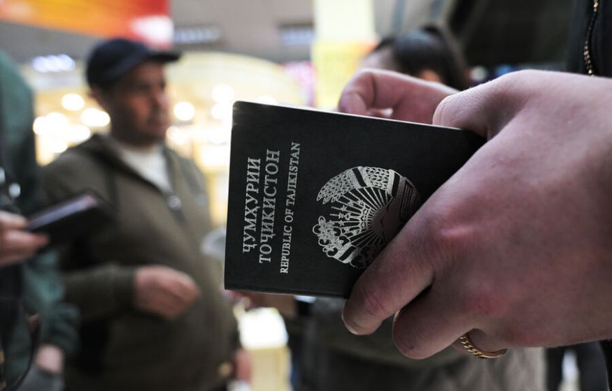Россия выдала 80 000 паспортов таджикским мигрантам — кто стоит за массовой натурализацией?