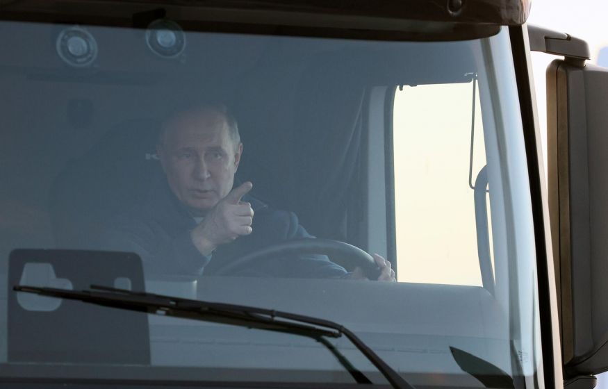 «Оглянитесь по сторонам, в соседнем ряду может ехать Путин за рулем»: откровения Пескова