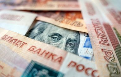 Россия не рухнет из-за слабого доллара: эксперт объяснил, почему паника преждевременна
