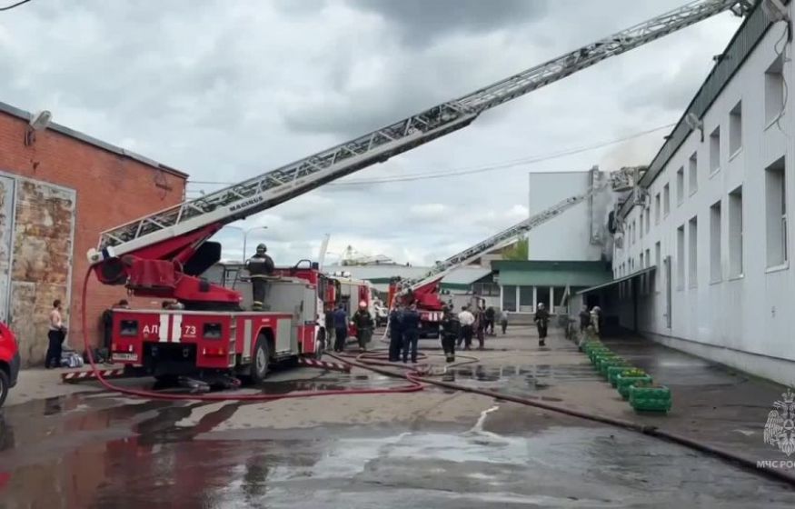 Кровля обрушилась. Крупный пожар в гостинице на востоке Москвы. Что произошло? 