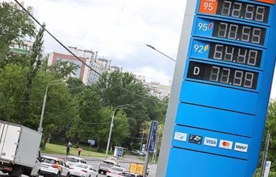 Ну вот! Бензин в России резко подорожал на 6,1% за месяц. Отдых на Черном море уже прибавил в цене...