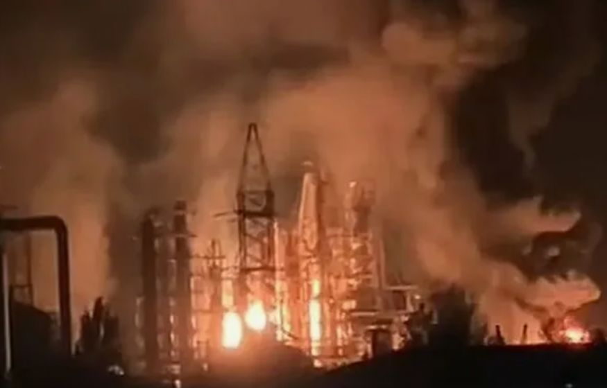 НПЗ загорелся после атаки дрона: на Кубани — пожар, в доме — обломки, в Курске — погибший