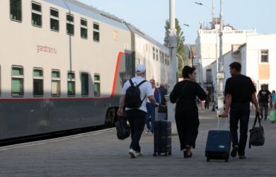 В Крыму остановлены все пригородные поезда: движение перекрыто из-за беспилотной опасности, задержаны 13 составов