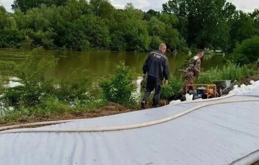 Дамба на Кубани не выдержала наводнения. В районе эвакуируют людей, развернуты пункты временного размещения...