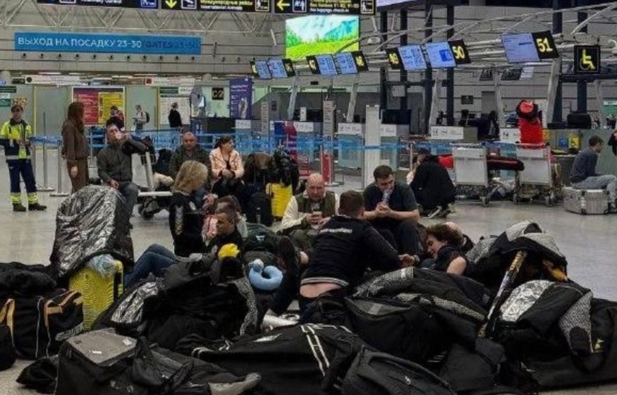 Пассажиры провели бессонную ночь в аэропорту Сочи: 13 часов без еды, воды и информации Пассажиры провели бессонную ночь в аэропорту Сочи: 13 часов без еды, воды и информации