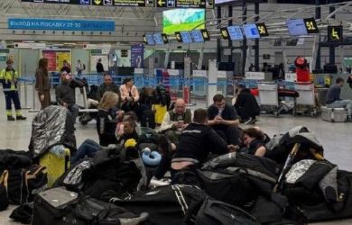 Пассажиры провели бессонную ночь в аэропорту Сочи: 13 часов без еды, воды и информации