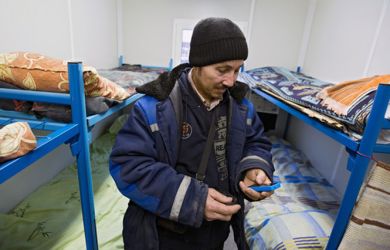 Мигранты вместо соцработников: в Госдуме хотят доверить  иностранцам уход за пожилыми россиянами