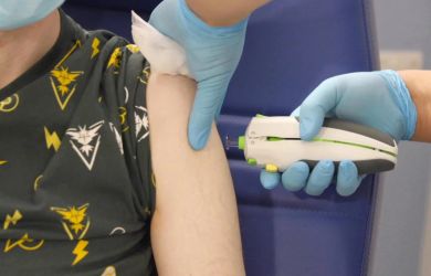 Первая в мире вакцина, созданная искусственным интеллектом, успешно прошла испытания на людях