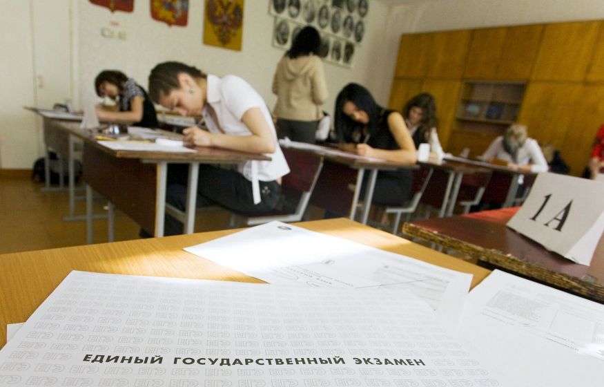 «ЕГЭ делит детей на богатых и бедных. Почему школа не готовит бесплатно?»: в Госдуме бьют тревогу
