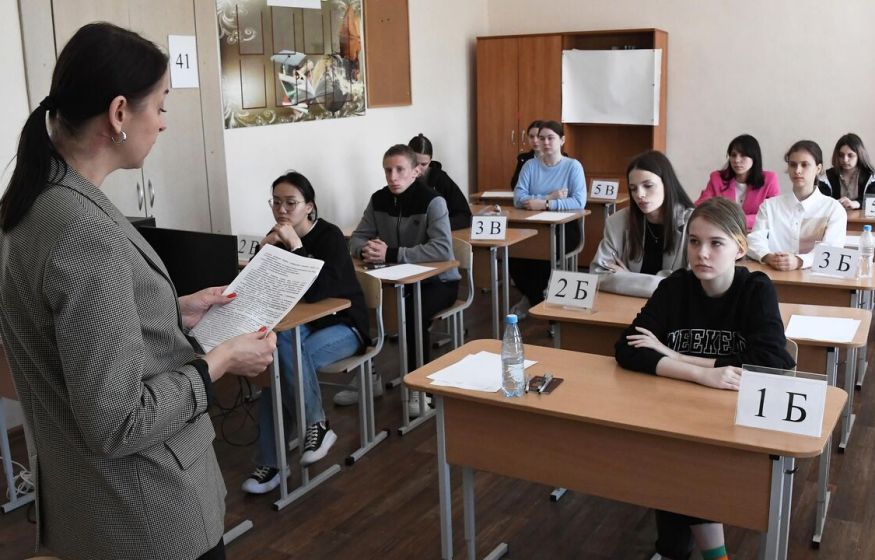 Депутаты требуют отменить ЕГЭ. Путин напугал Макрона. Чиновникам пора спуститься с небес: главное к 21:00
