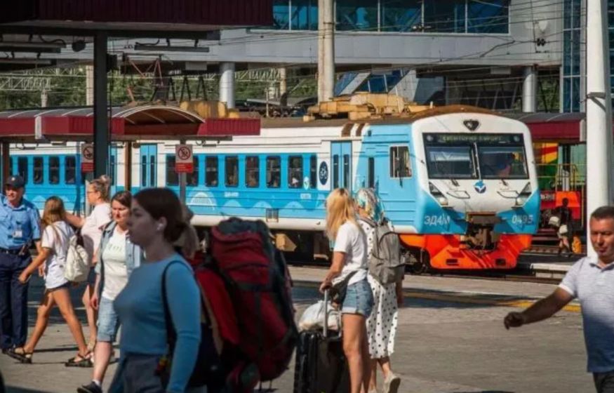 На Крымской железной дороге остановили движение — поезд Симферополь–Москва отменён, пассажиров пересаживают на автобусы