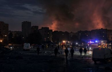 Ночь тревоги в Севастополе. Обломки БПЛА ударили по городу: люди ранены, 9 домов повреждены, в городе пожары...