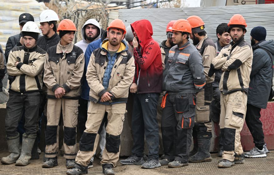 «Футболка с символикой ВСУ, штраф 30 тысяч и свобода»: суд не стал депортировать мигранта из Узбекистана «Футболка с символикой ВСУ, штраф 30 тысяч и свобода»: суд не стал депортировать мигранта из Узбекистана