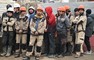 «Футболка с символикой ВСУ, штраф 30 тысяч и свобода»: суд не стал депортировать мигранта из Узбекистана